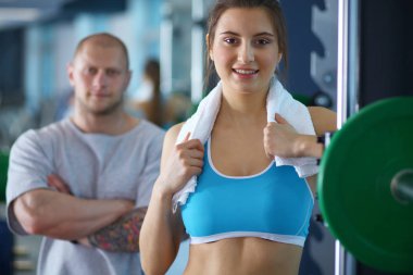 Güzel kadın onu antrenman ör ile egzersiz jimnastik salonu. Güzel kadın. Spor salonu