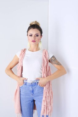 Çalışma odasında duran güzel bir kadın. Güzel kadın..