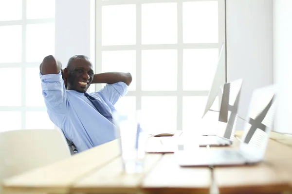 Afrikansk amerikansk affärsman på headset arbetar på sin bärbara dator — Stockfoto