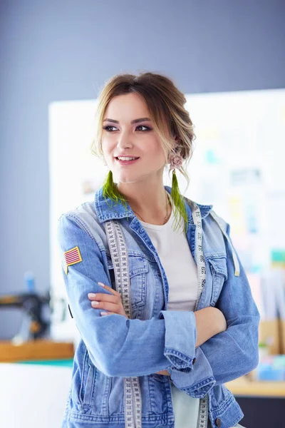 Diseñadora de moda mujer trabajando en sus diseños en el estudio —  Fotos de Stock