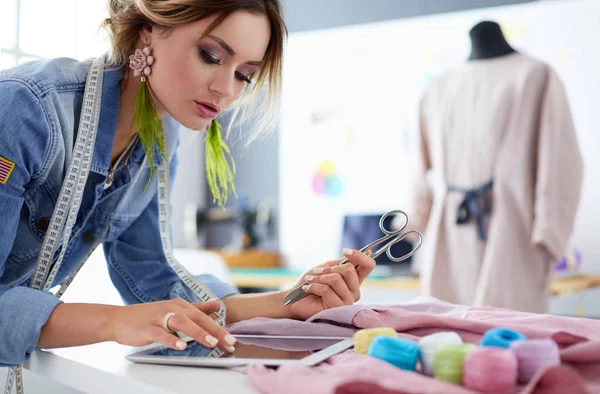 Mulher designer de moda trabalhando em seus projetos no estúdio — Fotografia de Stock