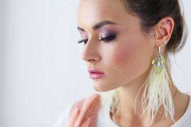 Güzel bir kadın portresi. Beyaz arkaplanda izole