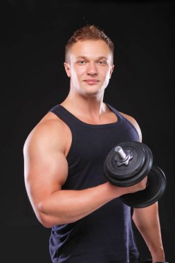 yakışıklı kaslı adam dumbell ile çalışma dışarı
