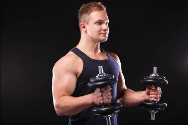 yakışıklı kaslı adam dumbell ile çalışma dışarı