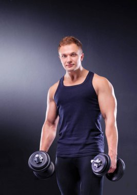 yakışıklı kaslı adam dumbell ile çalışma dışarı