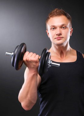 yakışıklı kaslı adam dumbell ile çalışma dışarı