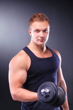 yakışıklı kaslı adam dumbell ile çalışma dışarı