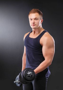 yakışıklı kaslı adam dumbell ile çalışma dışarı