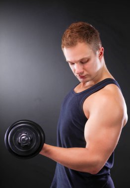yakışıklı kaslı adam dumbell ile çalışma dışarı