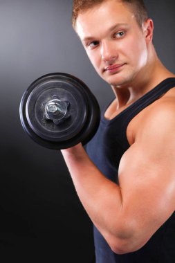 yakışıklı kaslı adam dumbell ile çalışma dışarı