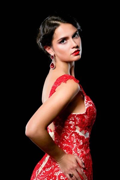 Muito jovem modelo feminino com cabelo escuro em vestido vermelho longo incrível — Fotografia de Stock