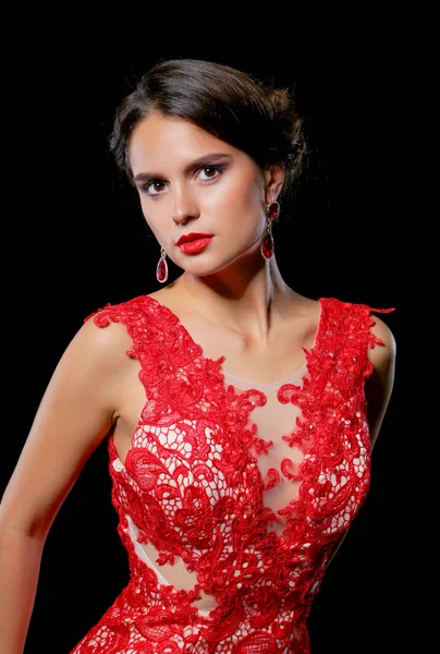 Hübsche junge Model-Hündin mit dunklen Haaren in einem erstaunlich langen roten Kleid — Stockfoto
