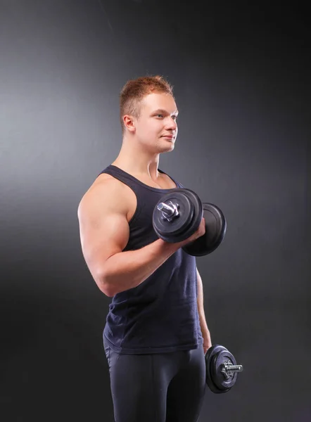 Hombre musculoso guapo haciendo ejercicio con pesas —  Fotos de Stock