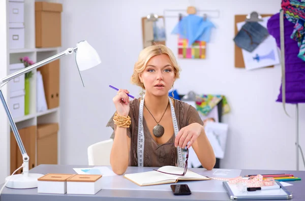 Junge Modedesignerin arbeitet im Atelier. — Stockfoto