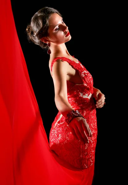 Ganska ung modell kvinna med mörkt hår i fantastisk lång röd klänning — Stockfoto