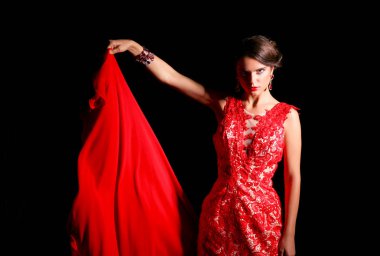 Koyu renk saçlı, uzun kırmızı elbiseli güzel bir genç kız.