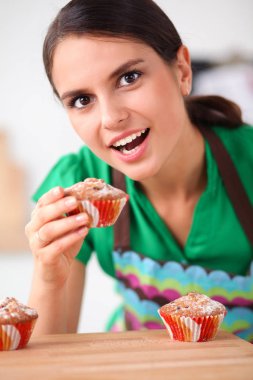 Kadın mutfakta pasta yapıyor.