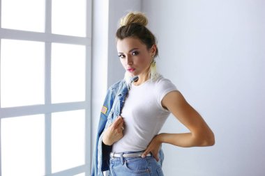 Çalışma odasında duran güzel bir kadın. Güzel kadın..