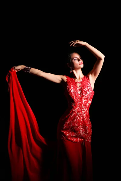 Hübsche junge Model-Hündin mit dunklen Haaren in einem erstaunlich langen roten Kleid — Stockfoto