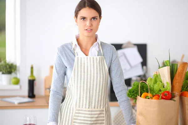 Kobieta co zdrowa żywność stojący uśmiechający się w kuchni — Zdjęcie stockowe