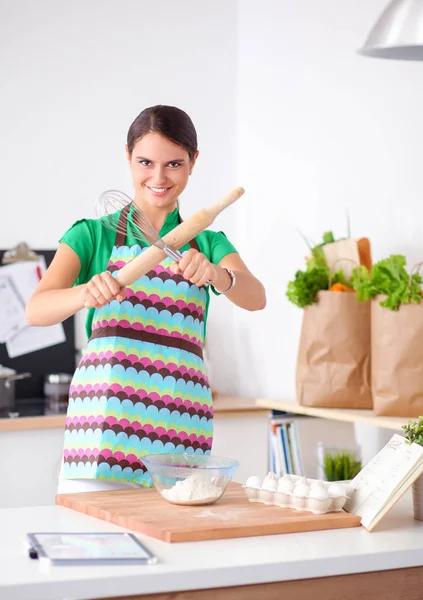 Kobieta piecze ciasta w kuchni. — Zdjęcie stockowe