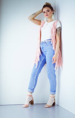 Çalışma odasında duran güzel bir kadın. Güzel kadın.