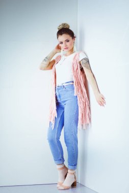 Çalışma odasında duran güzel bir kadın. Güzel kadın..