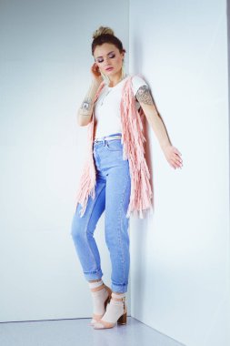 Çalışma odasında duran güzel bir kadın. Güzel kadın..