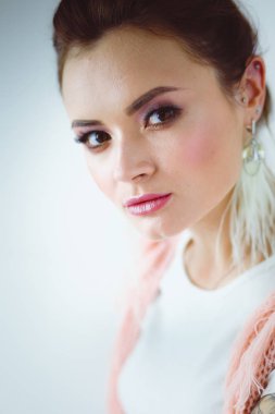 Çalışma odasında duran güzel bir kadın. Güzel kadın..