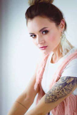 Çalışma odasında duran güzel bir kadın. Güzel kadın..