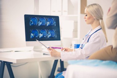 Doktor ve hasta masada otururken bir şey tartışıyorlar. Tıp ve sağlık hizmetleri kavramı. Doktor ve hasta.