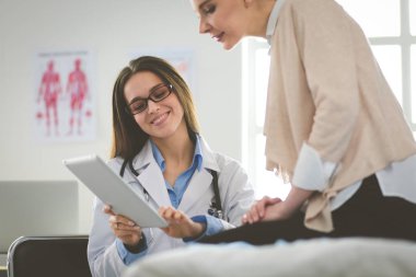 Doktor ve hasta masada otururken bir şey tartışıyorlar. İlaç ve sağlık hizmetleri kavramı