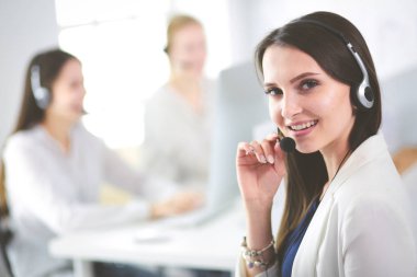 Ofiste dizüstü bilgisayarda çalışan çekici kadın. İş adamları