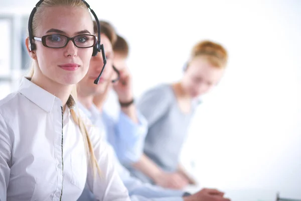 Aantrekkelijke positieve jonge ondernemers en collega's in een call center office. Ondernemers — Stockfoto