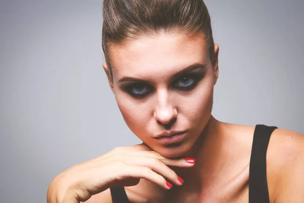 Retrato de uma mulher bonita com colar, isolada sobre fundo branco. Retrato de uma mulher bonita. — Fotografia de Stock