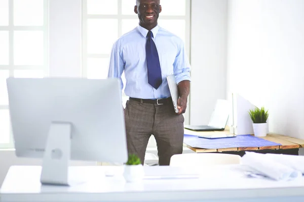 Retrato de un apuesto hombre de negocios negro de pie en el cargo — Foto de Stock