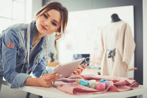 Moda Tasarımcısı kadın stüdyoda tasarımları ile iPad üzerinde