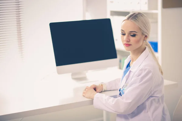 Dottore e paziente discutono di qualcosa mentre sono seduti al tavolo. Medicina e concetto di assistenza sanitaria. Medico e paziente — Foto Stock