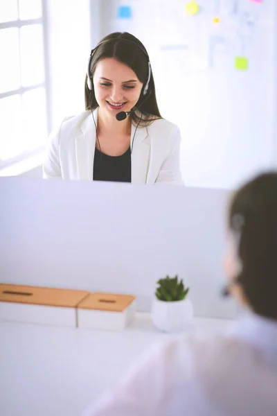 Pebisnis wanita tersenyum atau operator helpline dengan headset dan komputer di kantor — Stok Foto