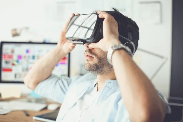 Jeune programmeur de logiciels masculins testant une nouvelle application avec des lunettes de réalité virtuelle 3d au bureau. — Photo