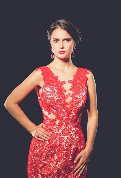 Mooi jong model vrouw met donker haar in geweldig lang rood jurk — Stockfoto