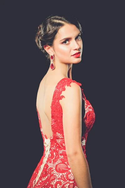 Muito jovem modelo feminino com cabelo escuro em vestido vermelho longo incrível — Fotografia de Stock