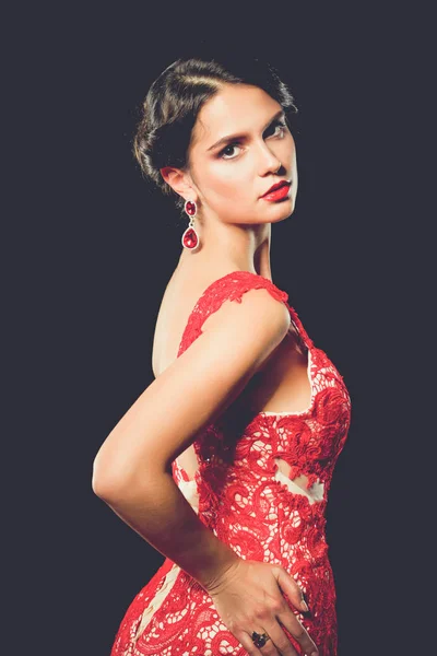Dość młody model kobieta z ciemnymi włosami w niesamowite długie czerwone sukienki — Zdjęcie stockowe