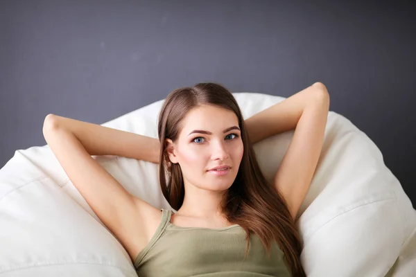 Красивая молодая женщина лежит на диване — стоковое фото
