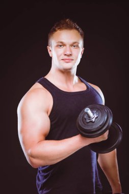 yakışıklı kaslı adam dumbell ile çalışma dışarı