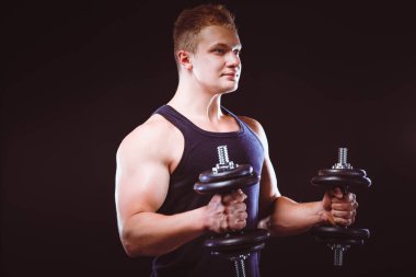 yakışıklı kaslı adam dumbell ile çalışma dışarı