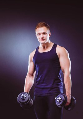 yakışıklı kaslı adam dumbell ile çalışma dışarı