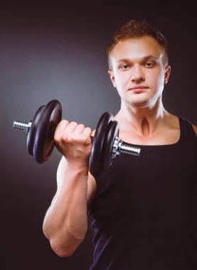 yakışıklı kaslı adam dumbell ile çalışma dışarı