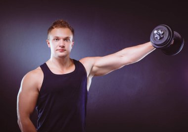 yakışıklı kaslı adam dumbell ile çalışma dışarı