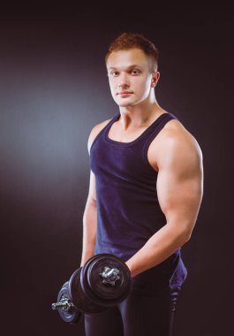 yakışıklı kaslı adam dumbell ile çalışma dışarı